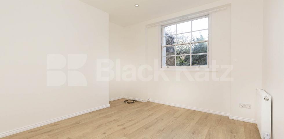 Spacious one bed with garden mins to tube and shops Alexander Road, Archway